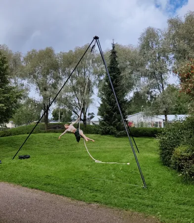Esperi Koti Narikassa vieraili esiintyjä.