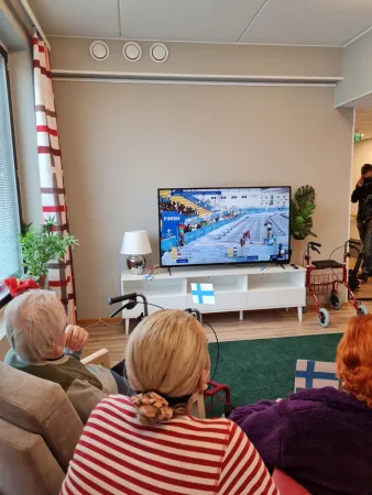 Keskiviikkona 16.2. Yle pistäytyi pienelle vierailulle Hoivakoti Pakaasiin taltioimaan asukkaiden ja henkilökunnan kisastudiotunnelmia.