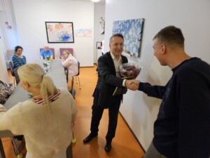 Toimitusjohtaja Stefan Wentjärvi onnittelee Narikan asukkaita.